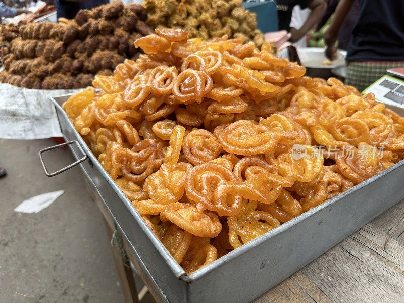 在孟加拉国达卡的传统开斋市场上展示的开斋菜肴。Jalebi甜食。