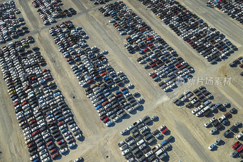 二手损坏的汽车拍卖转售公司大停车场准备转售服务。为重建或抢救而出售二手车