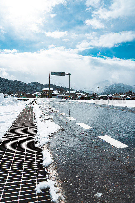 被雪覆盖的乡间小路