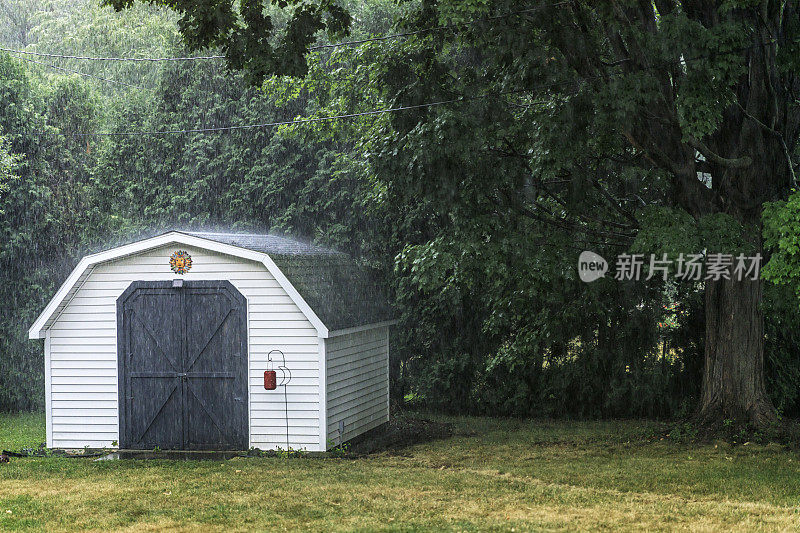 后院公用设施花园棚淋雨暴雨倾盆大雨