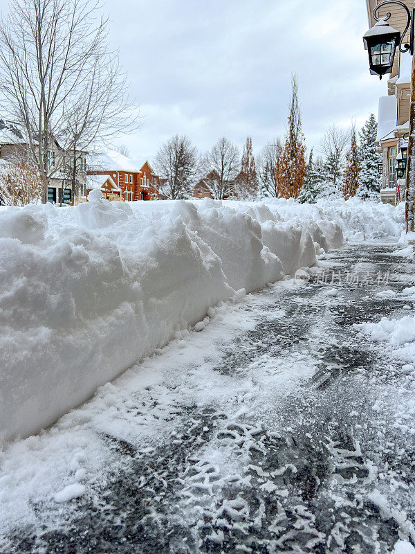 住宅小区的冬季视图和清除车道上的积雪，伍德布里奇，加拿大