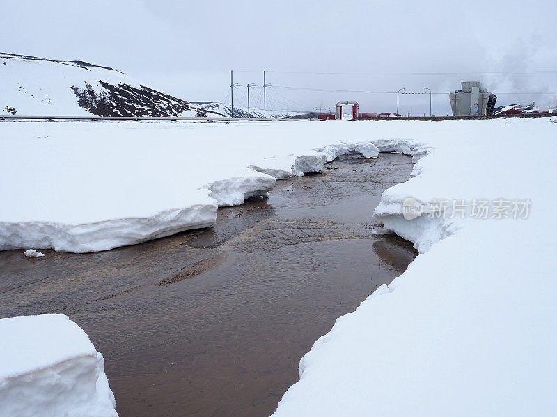 克拉弗拉地热发电站附近的河流和积雪