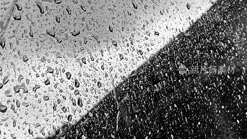 雨水落在挡风玻璃和车身上