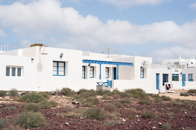 美丽的白色房屋是加那利第八岛格拉西奥萨岛的典型建筑。