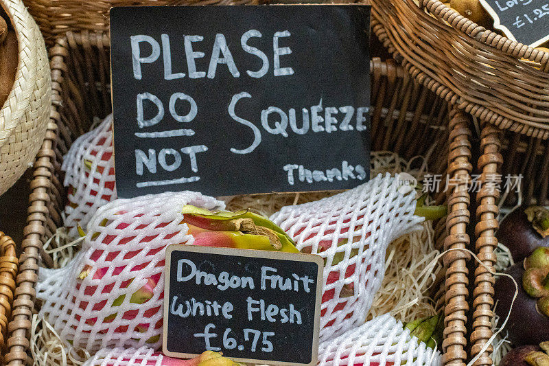 伦敦萨瑟克市博罗市场的“请勿挤压水果”标志