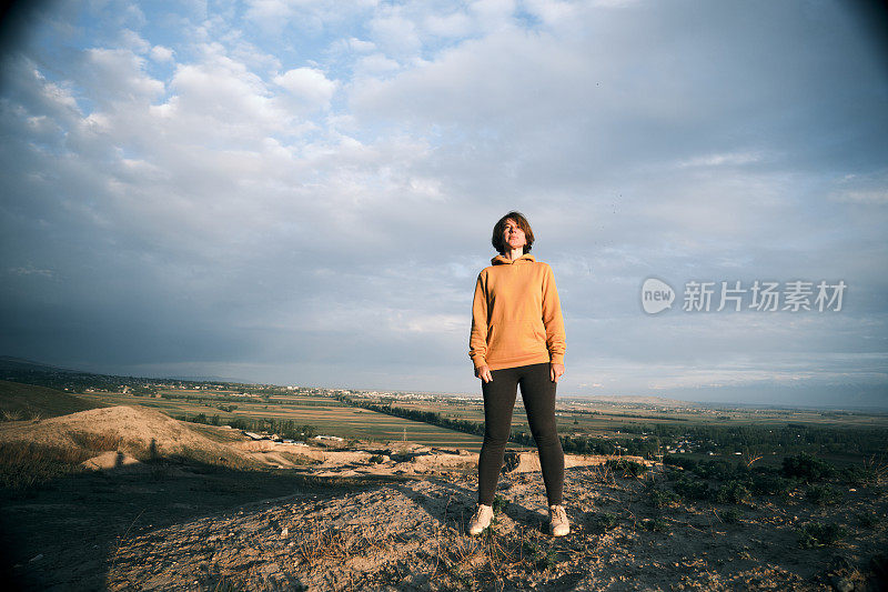 一位快乐的45岁妇女正在山上做晨练