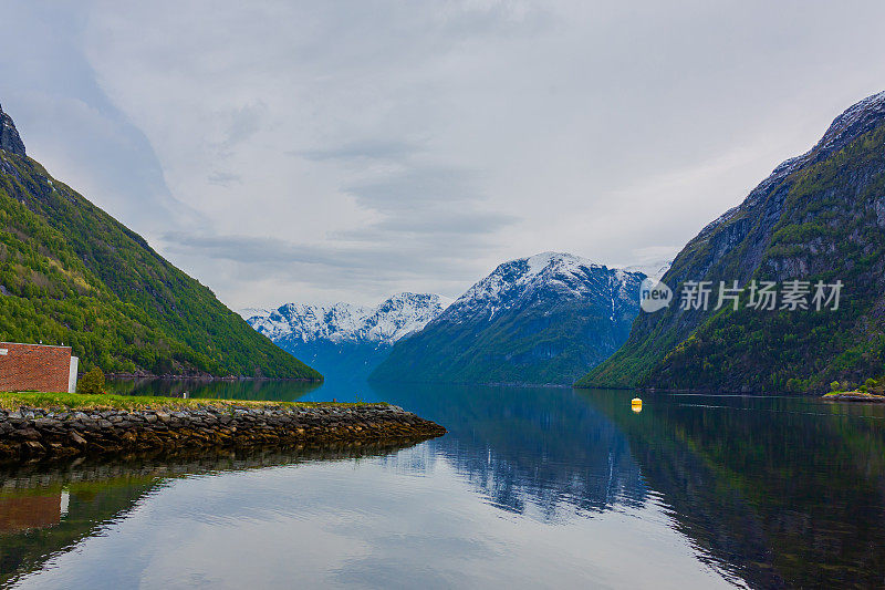 挪威的峡湾。Geiranger峡湾。更多关于罗姆斯代尔县的报道。斯堪的那维亚。山景观