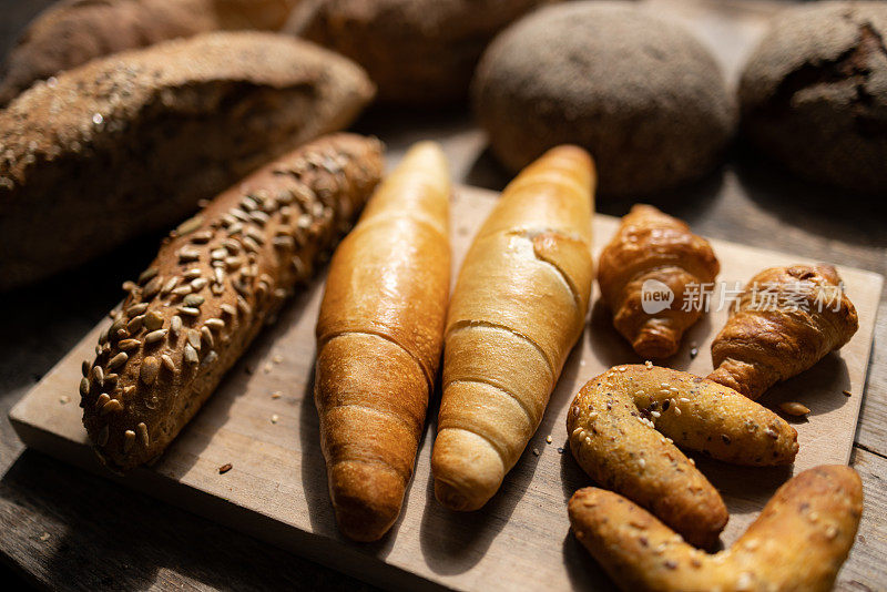 小圆面包和牛角面包的特写。
