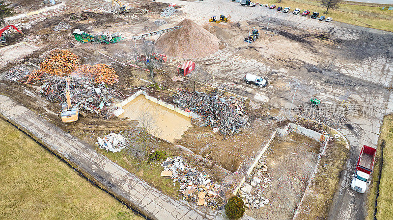 建筑工地游泳池的残余物和成堆的废料和碎片