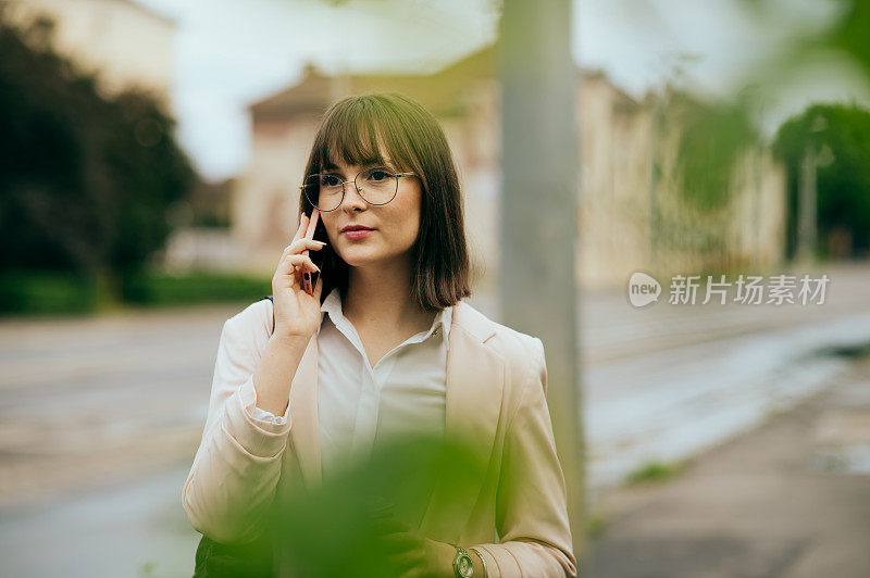 一个年轻女人去上班，在城市大街上