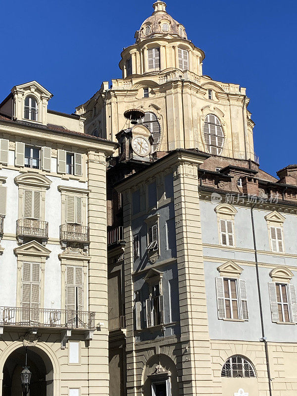 意大利-都灵-城堡广场-建筑和圣洛伦索教堂