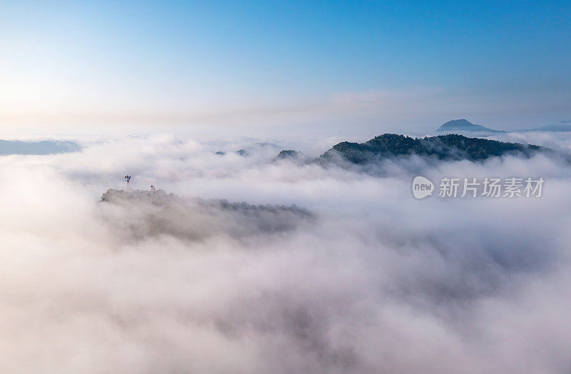 美丽的早晨景色，日出和雾在山上