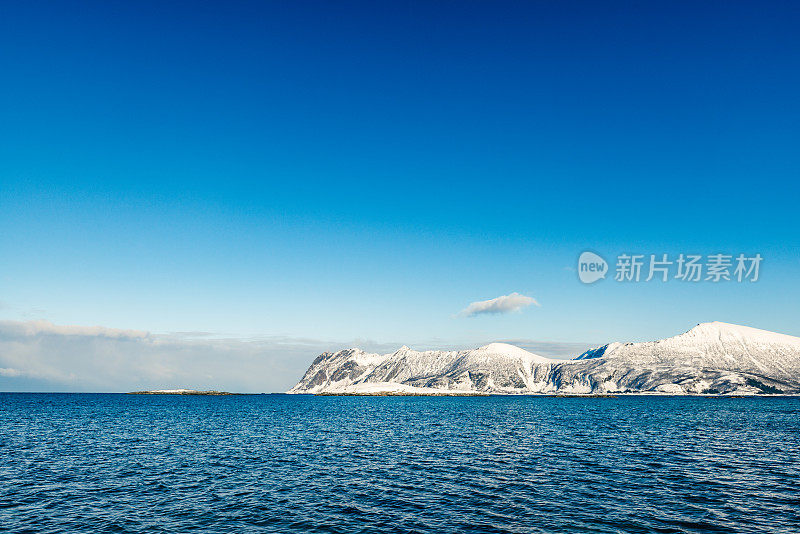 冬天，挪威北部伯格斯峡湾的海滨景色