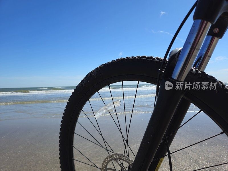 沙滩上的自行车前轮特写