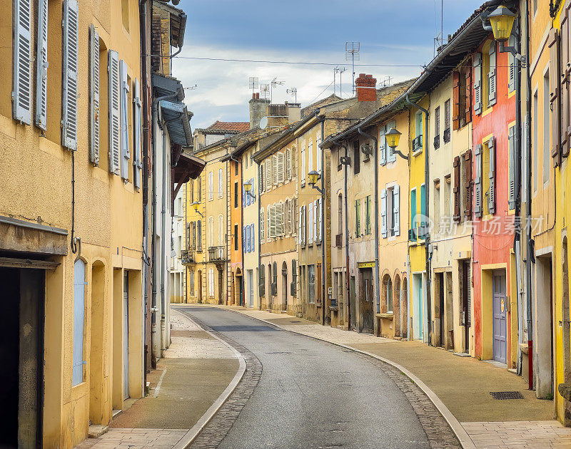 位于法国东部勃艮第-弗朗什-康塔涅地区Saône-et-Loire村庄图尔努斯公社的古老小巷