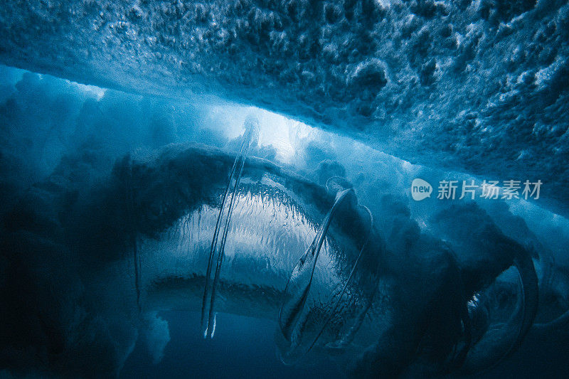 水下景观下的破碎波爆炸与高对比度分散的水模式和圆柱形空气涡轮机