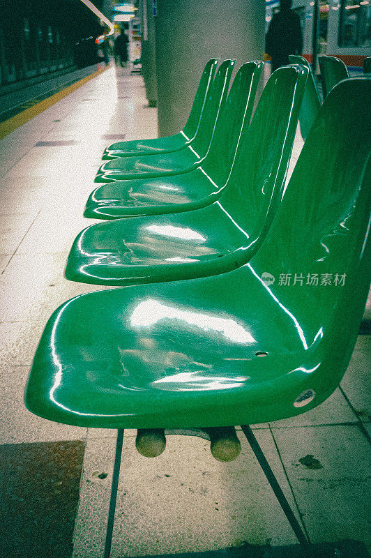地铁站里的绿色长椅。