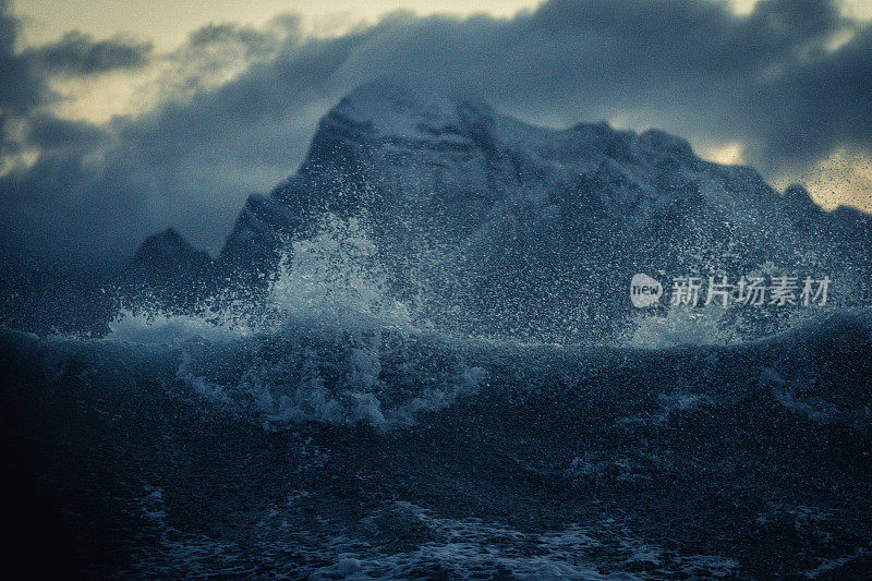 在波涛汹涌的海面上，背景是海浪和罗弗敦群岛