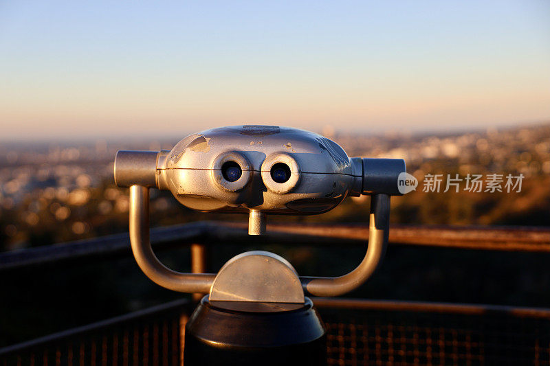 硬币操作的双筒望远镜在风景观景台