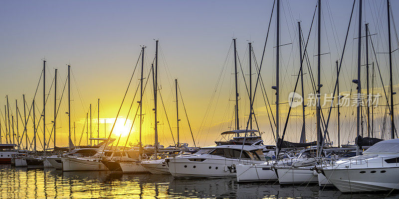 日落时分，帆船停在码头上
