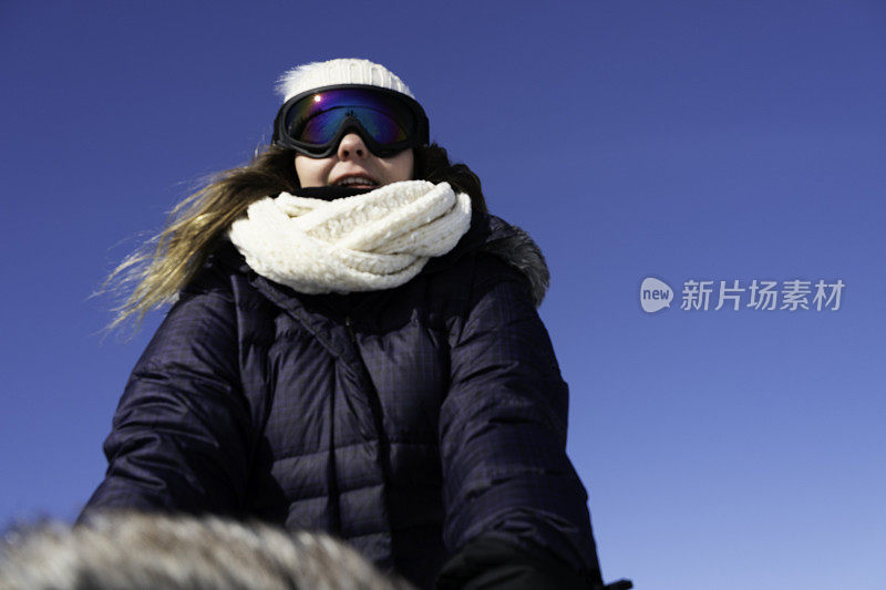 在耶洛奈夫玩狗拉雪橇