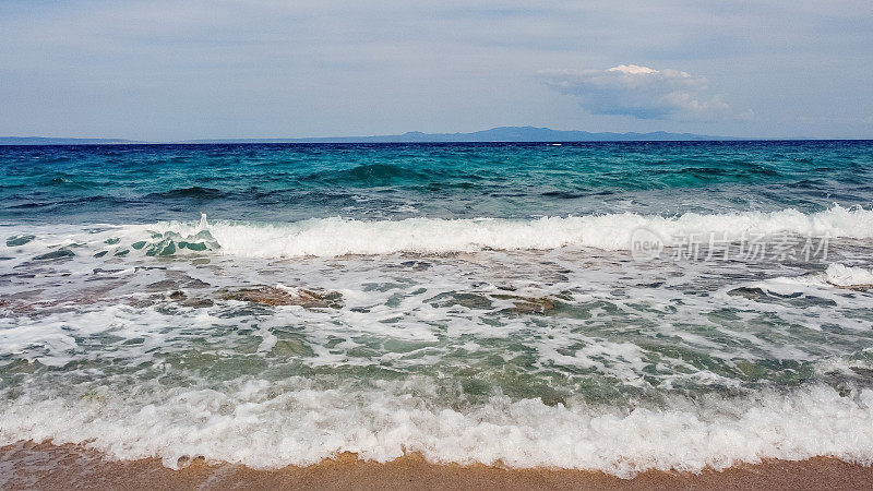 海浪拍打着希腊的海岸