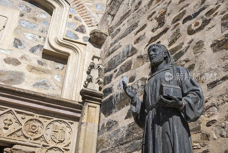 西班牙瓜达卢佩皇家修道院入口处的雕塑，向阿西西的圣弗朗西斯修士致敬，1181年至1226年