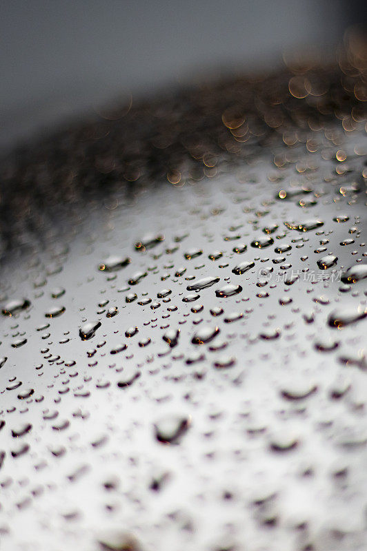 特写雨滴。