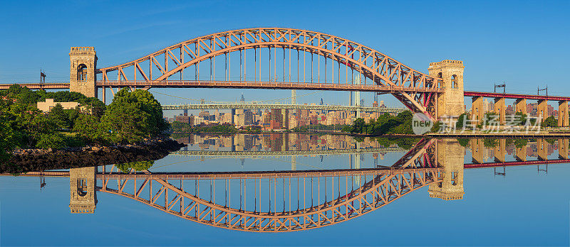 地狱门大桥，RFK三区大桥和纽约市天际线与曼哈顿上东区的摩天大楼反映在东河，纽约，美国。