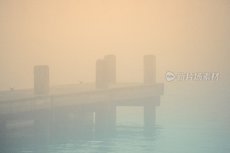 楠塔基特港雾海景在一个秋天的早晨与柔和的色调轮廓的码头在马萨诸塞州，美国，一个抽象的极简主义的背景为神秘或喜怒无常的主题
