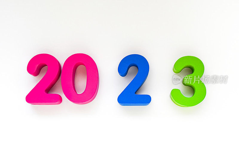 彩色木块字母的图片，传达了除夕2023的意义，并欢迎即将到来的新年在白色的背景。