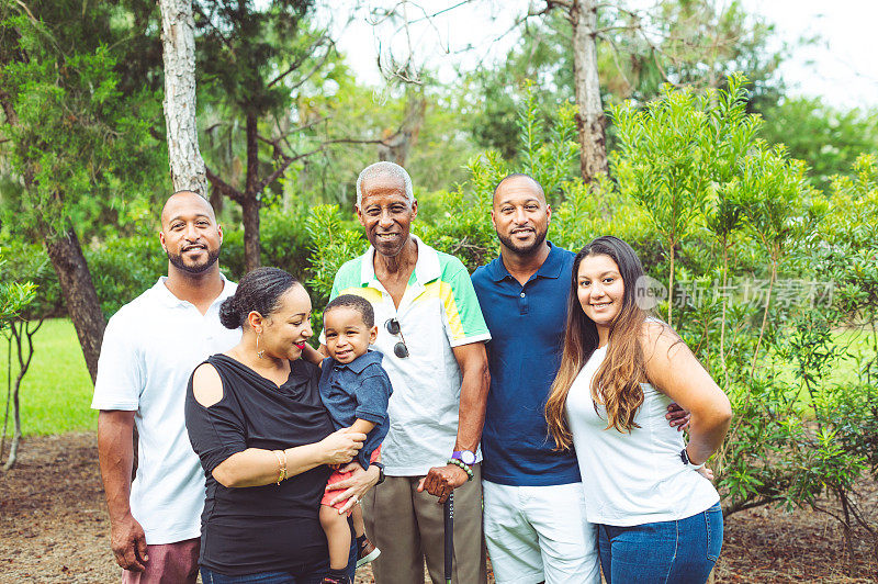 多代多种族大群体家庭在幸福的户外肖像