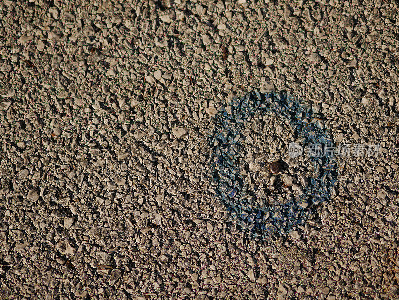 沥青上的大地测量标记。在路上的钢钉周围涂上蓝色油漆的圆圈。纹理背景的字幕。副本的空间。2024年1月23日，克罗地亚伊斯特拉罗维尼