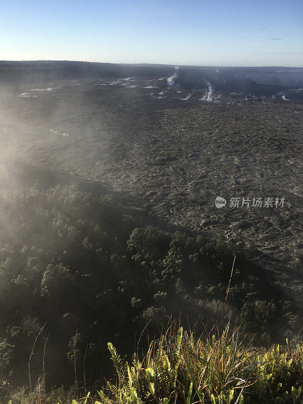 从火山边缘鸟瞰活火山