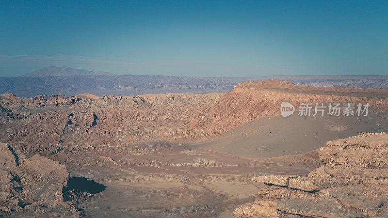 阿塔卡马沙漠中的月亮谷全景，它的红色沙子和奇怪的岩石和盐层类似于月球表面。