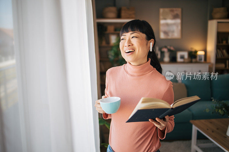 一个日本女人戴着耳机看书