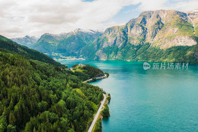 鸟瞰风景公路在夏季景观由水晶蓝色峡湾与田园诗般的山景在挪威