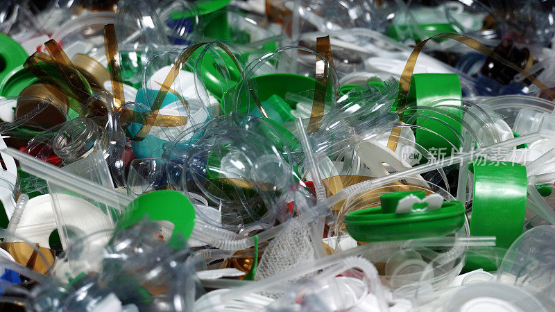 一个家庭的一次性塑料垃圾。唤起人们对不可回收塑料废物对堆填区造成的严重污染的认识。桌上的有毒不可生物降解垃圾。环境问题。