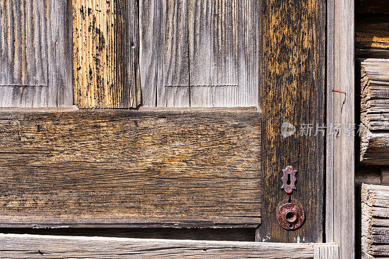 旧木门与生锈的锁