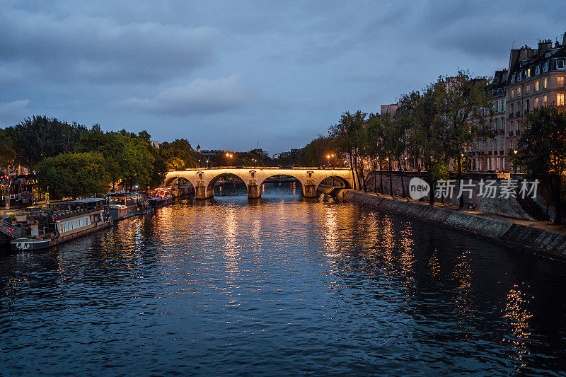 巴黎塞纳河上的一座桥