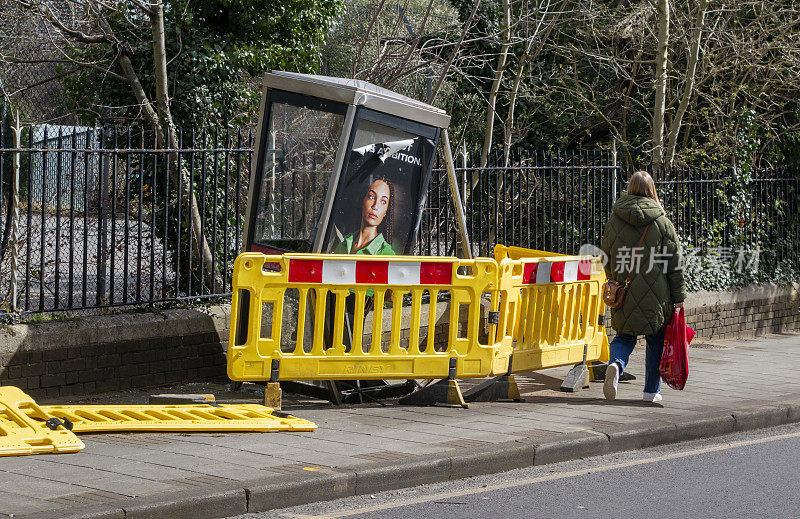 伦敦东南部人行道上被毁坏的电话亭