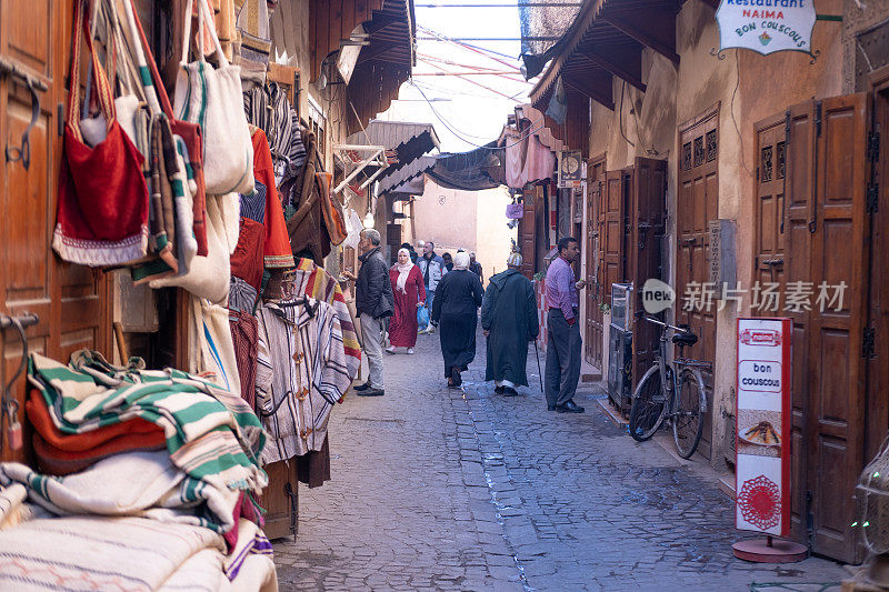 1月7日，在摩洛哥马拉喀什，当地人穿梭在迷宫般的小巷中，身着五颜六色的服装，谈笑风月，描绘出非洲城市生活的真实场景