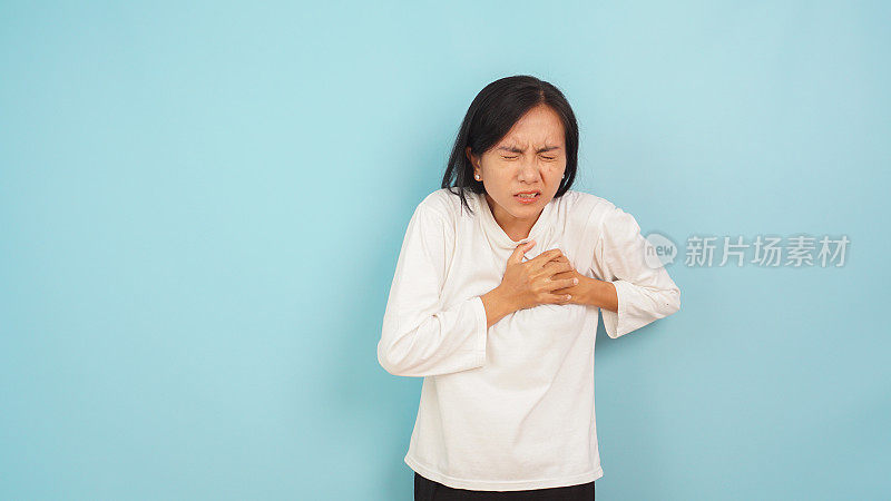 亚洲女性胸痛浅蓝色背景