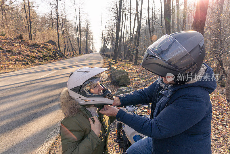 夫妇骑着摩托车享受他们的周末。