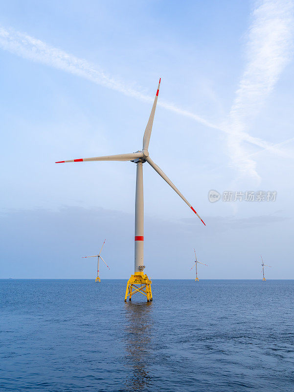 海上风电场中的风力涡轮机。海上绿色能源。