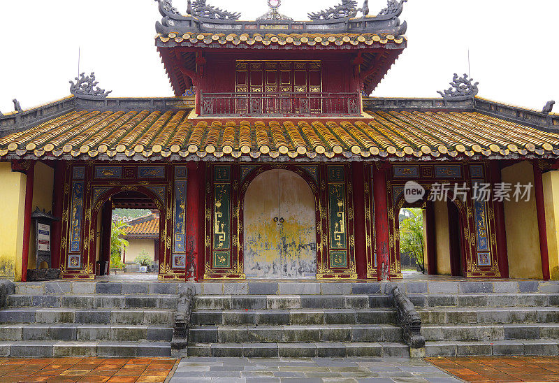 越南顺化——2022年10月8日:明芒陵入口的古色古香木结构建筑