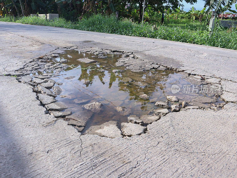损坏的混凝土道路造成水坑。由水泥制成的街道插画概念并不耐用