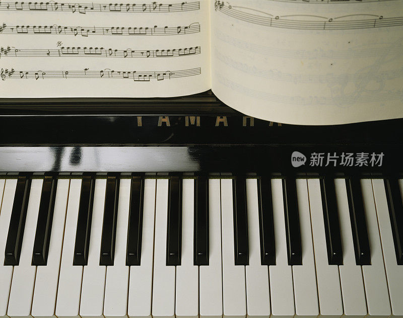 钢琴键盘和乐谱