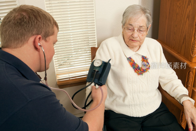 家庭保健工作者为老年病人检查血压
