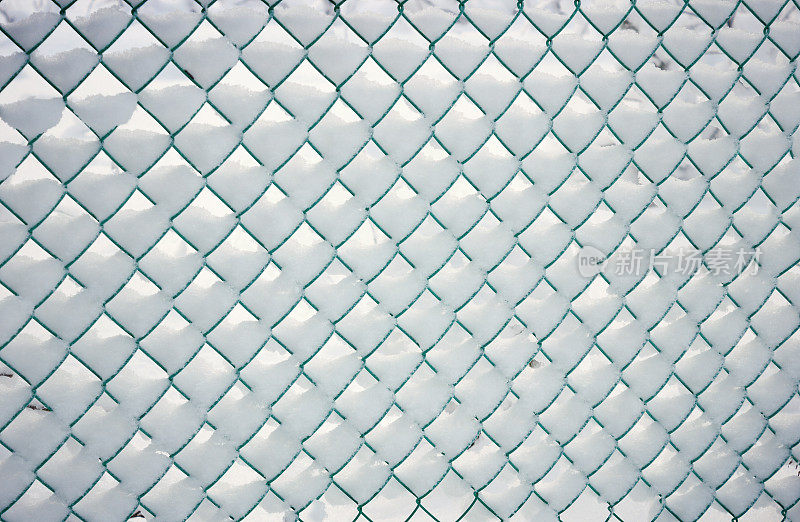 白雪覆盖的栅栏，金属网